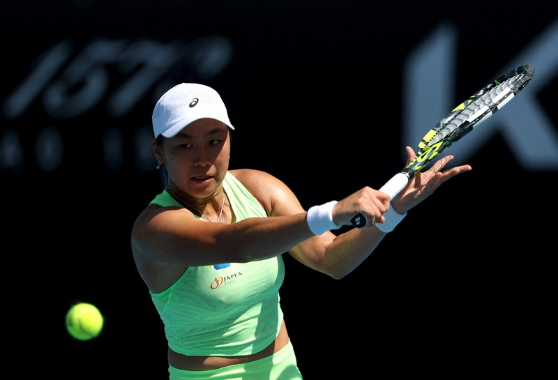 Petenis Indonesia Janice Tjen beraksi pada pertandingan putaran pertama melawan Leylah Fernandez dari Kanada di Australia Terbuka, Melbourne Park, Melbourne, Australia, 20 Januari 2026. (REUTERS/Hollie Adams)