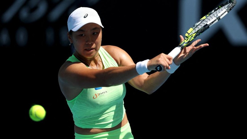 Petenis Indonesia Janice Tjen beraksi pada pertandingan putaran pertama melawan Leylah Fernandez dari Kanada di Australia Terbuka, Melbourne Park, Melbourne, Australia, 20 Januari 2026. (REUTERS/Hollie Adams)