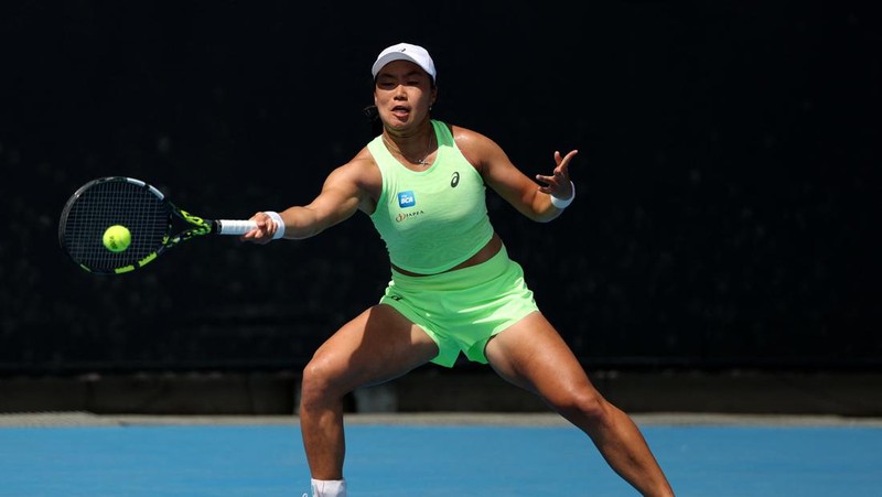 Petenis Indonesia Janice Tjen beraksi pada pertandingan putaran pertama melawan Leylah Fernandez dari Kanada di Australia Terbuka, Melbourne Park, Melbourne, Australia, 20 Januari 2026. (REUTERS/Hollie Adams)