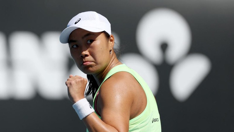 Petenis Indonesia Janice Tjen beraksi pada pertandingan putaran pertama melawan Leylah Fernandez dari Kanada di Australia Terbuka, Melbourne Park, Melbourne, Australia, 20 Januari 2026. (REUTERS/Hollie Adams)