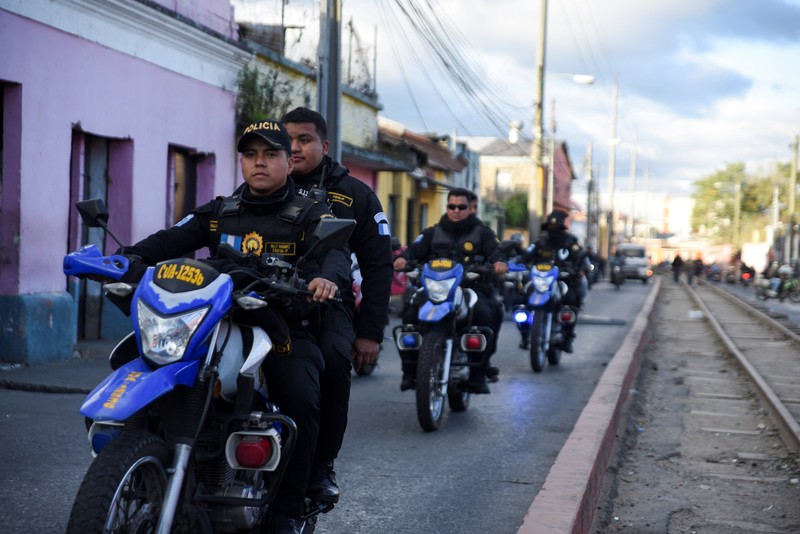 Seorang petugas polisi militer berjaga setelah anggota geng melakukan serangan terhadap pasukan keamanan, menyusul serangkaian kerusuhan penjara dan penyanderaan yang memicu pecahnya kekerasan terhadap polisi, mengakibatkan beberapa orang tewas dan terluka, di Kota Guatemala, Guatemala, 19 Januari 2026. (REUTERS/Cristina Chiquin)