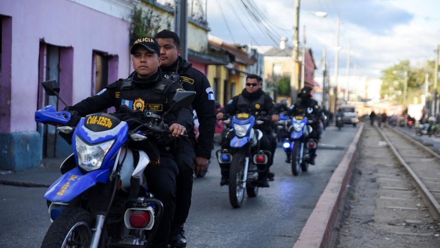 Seorang petugas polisi militer berjaga setelah anggota geng melakukan serangan terhadap pasukan keamanan, menyusul serangkaian kerusuhan penjara dan penyanderaan yang memicu pecahnya kekerasan terhadap polisi, mengakibatkan beberapa orang tewas dan terluka, di Kota Guatemala, Guatemala, 19 Januari 2026. (REUTERS/Cristina Chiquin)
