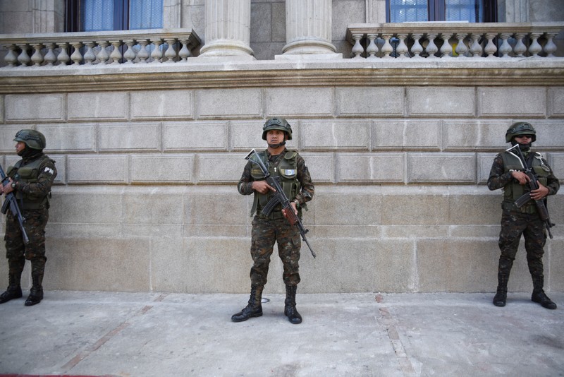 Seorang petugas polisi militer berjaga setelah anggota geng melakukan serangan terhadap pasukan keamanan, menyusul serangkaian kerusuhan penjara dan penyanderaan yang memicu pecahnya kekerasan terhadap polisi, mengakibatkan beberapa orang tewas dan terluka, di Kota Guatemala, Guatemala, 19 Januari 2026. (REUTERS/Cristina Chiquin)