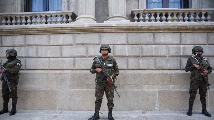 Seorang petugas polisi militer berjaga setelah anggota geng melakukan serangan terhadap pasukan keamanan, menyusul serangkaian kerusuhan penjara dan penyanderaan yang memicu pecahnya kekerasan terhadap polisi, mengakibatkan beberapa orang tewas dan terluka, di Kota Guatemala, Guatemala, 19 Januari 2026. (REUTERS/Cristina Chiquin)