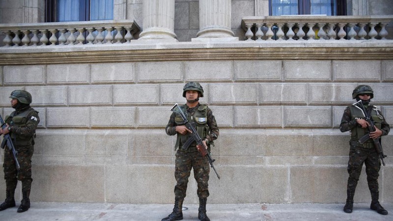 Seorang petugas polisi militer berjaga setelah anggota geng melakukan serangan terhadap pasukan keamanan, menyusul serangkaian kerusuhan penjara dan penyanderaan yang memicu pecahnya kekerasan terhadap polisi, mengakibatkan beberapa orang tewas dan terluka, di Kota Guatemala, Guatemala, 19 Januari 2026. (REUTERS/Cristina Chiquin)