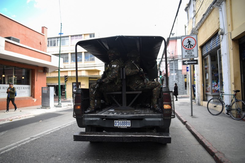 Seorang petugas polisi militer berjaga setelah anggota geng melakukan serangan terhadap pasukan keamanan, menyusul serangkaian kerusuhan penjara dan penyanderaan yang memicu pecahnya kekerasan terhadap polisi, mengakibatkan beberapa orang tewas dan terluka, di Kota Guatemala, Guatemala, 19 Januari 2026. (REUTERS/Cristina Chiquin)