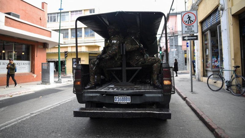 Seorang petugas polisi militer berjaga setelah anggota geng melakukan serangan terhadap pasukan keamanan, menyusul serangkaian kerusuhan penjara dan penyanderaan yang memicu pecahnya kekerasan terhadap polisi, mengakibatkan beberapa orang tewas dan terluka, di Kota Guatemala, Guatemala, 19 Januari 2026. (REUTERS/Cristina Chiquin)