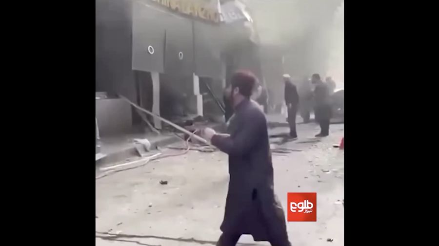 Sebuah ledakan mengguncang restoran yang dikelola warga China di sebuah hotel di bagian ibu kota Afghanistan yang dijaga ketat pada hari Senin (19 Januari), menewaskan seorang warga negara China dan enam warga Afghanistan serta melukai beberapa lainnya termasuk seorang anak. (Tangkapan Layar Video Reuters/TOLO NEWS via FACEBOOK)