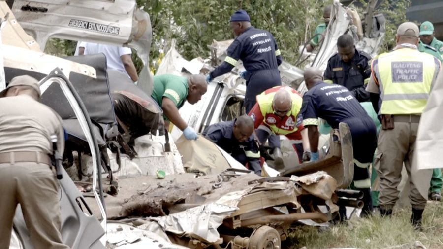 Sebuah minibus yang membawa siswa ke sekolah bertabrakan dengan sebuah truk di selatan Johannesburg, Afrika Selatan, Senin (19/1/2026) menewaskan 13 siswa. (Tangkapan Layar Video AFPTV/John MKHIZE)