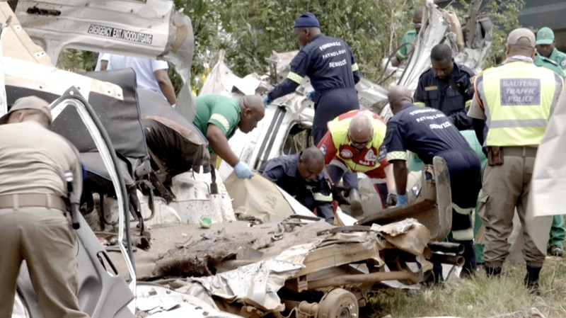 Sebuah minibus yang membawa siswa ke sekolah bertabrakan dengan sebuah truk di selatan Johannesburg, Afrika Selatan, Senin (19/1/2026) menewaskan 13 siswa. (Tangkapan Layar Video AFPTV/John MKHIZE)