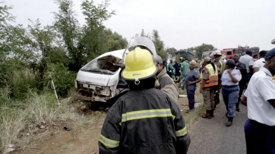 Sebuah minibus yang membawa siswa ke sekolah bertabrakan dengan sebuah truk di selatan Johannesburg, Afrika Selatan, Senin (19/1/2026) menewaskan 13 siswa. (Tangkapan Layar Video AFPTV/John MKHIZE)