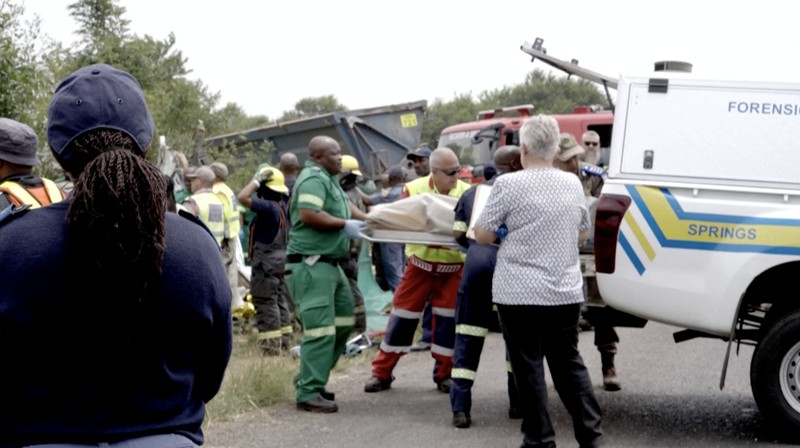 Sebuah minibus yang membawa siswa ke sekolah bertabrakan dengan sebuah truk di selatan Johannesburg, Afrika Selatan, Senin (19/1/2026) menewaskan 13 siswa. (Tangkapan Layar Video AFPTV/John MKHIZE)