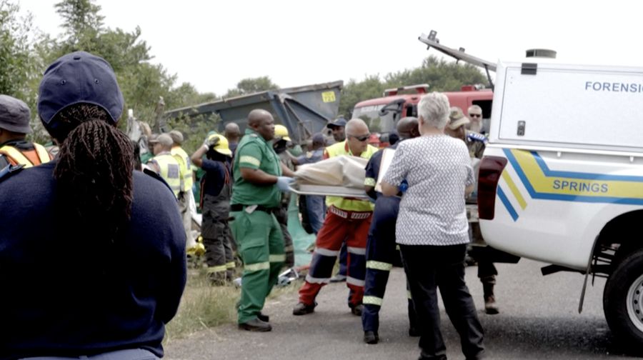 Sebuah minibus yang membawa siswa ke sekolah bertabrakan dengan sebuah truk di selatan Johannesburg, Afrika Selatan, Senin (19/1/2026) menewaskan 13 siswa. (Tangkapan Layar Video AFPTV/John MKHIZE)