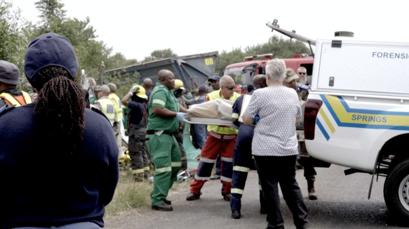 Sebuah minibus yang membawa siswa ke sekolah bertabrakan dengan sebuah truk di selatan Johannesburg, Afrika Selatan, Senin (19/1/2026) menewaskan 13 siswa. (Tangkapan Layar Video AFPTV/John MKHIZE)