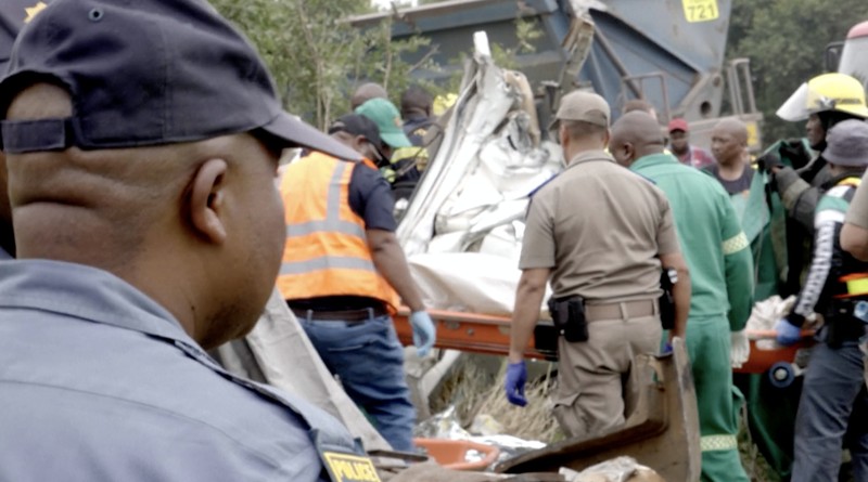 Sebuah minibus yang membawa siswa ke sekolah bertabrakan dengan sebuah truk di selatan Johannesburg, Afrika Selatan, Senin (19/1/2026) menewaskan 13 siswa. (Tangkapan Layar Video AFPTV/John MKHIZE)