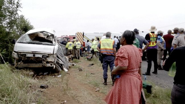 Minibus Jemputan Sekolah Tabrakan dengan Truk, 13 Anak Tewas