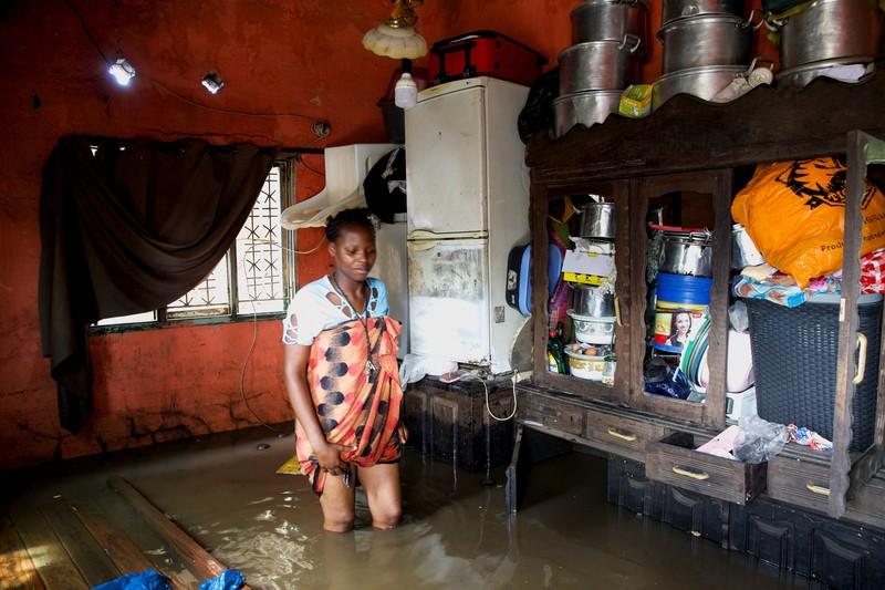 Anggota militer Mozambik, bersama dengan pegawai negeri, membantu korban banjir setelah berminggu-minggu diguyur hujan lebat di Distrik Boane, Maputo, Mozambik, 19 Januari 2026. (REUTERS/Amilton Neves)
