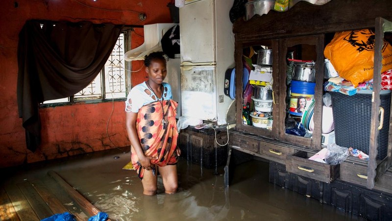 Anggota militer Mozambik, bersama dengan pegawai negeri, membantu korban banjir setelah berminggu-minggu diguyur hujan lebat di Distrik Boane, Maputo, Mozambik, 19 Januari 2026. (REUTERS/Amilton Neves)
