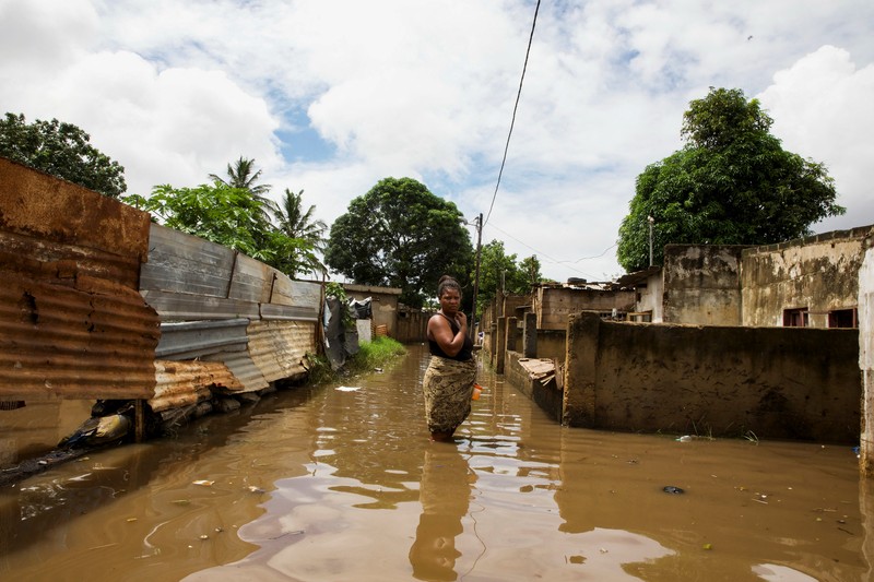 Anggota militer Mozambik, bersama dengan pegawai negeri, membantu korban banjir setelah berminggu-minggu diguyur hujan lebat di Distrik Boane, Maputo, Mozambik, 19 Januari 2026. (REUTERS/Amilton Neves)