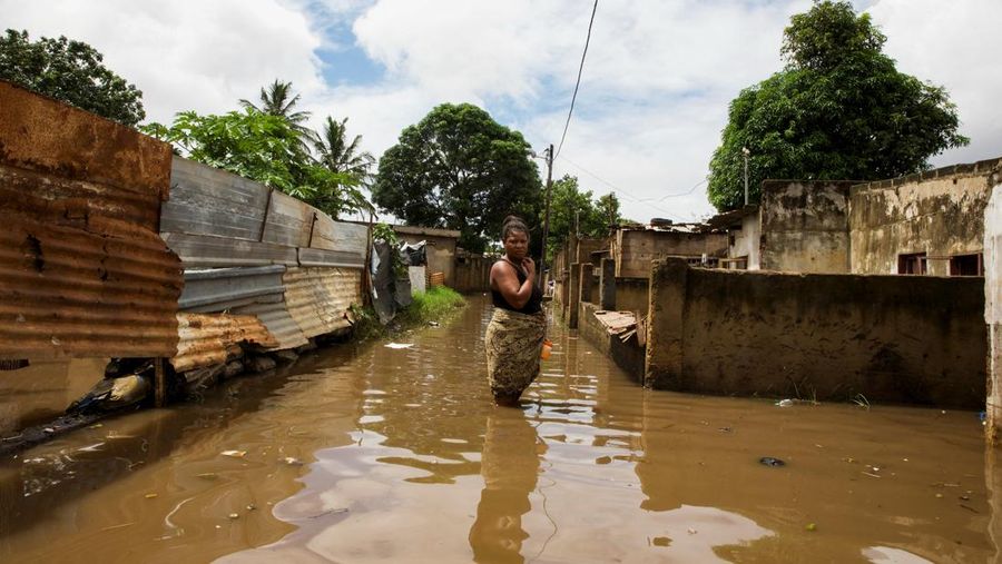 Anggota militer Mozambik, bersama dengan pegawai negeri, membantu korban banjir setelah berminggu-minggu diguyur hujan lebat di Distrik Boane, Maputo, Mozambik, 19 Januari 2026. (REUTERS/Amilton Neves)