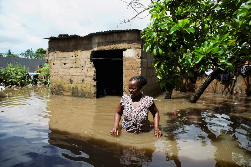 Anggota militer Mozambik, bersama dengan pegawai negeri, membantu korban banjir setelah berminggu-minggu diguyur hujan lebat di Distrik Boane, Maputo, Mozambik, 19 Januari 2026. (REUTERS/Amilton Neves)