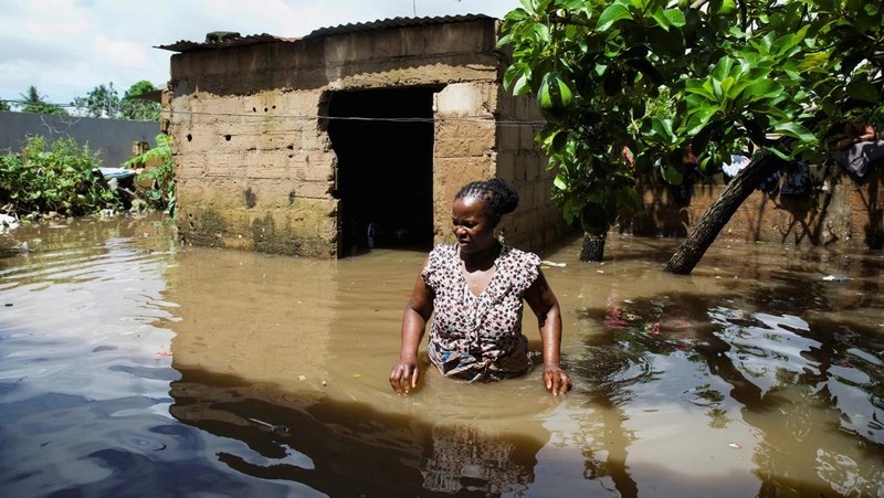 Anggota militer Mozambik, bersama dengan pegawai negeri, membantu korban banjir setelah berminggu-minggu diguyur hujan lebat di Distrik Boane, Maputo, Mozambik, 19 Januari 2026. (REUTERS/Amilton Neves)