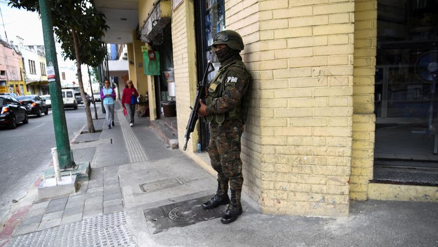 Seorang petugas polisi militer berjaga setelah anggota geng melakukan serangan terhadap pasukan keamanan, menyusul serangkaian kerusuhan penjara dan penyanderaan yang memicu pecahnya kekerasan terhadap polisi, mengakibatkan beberapa orang tewas dan terluka, di Kota Guatemala, Guatemala, 19 Januari 2026. (REUTERS/Cristina Chiquin)