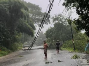 12 Tiang Listrik Tumbang Diterjang Angin Kencang di Mandalika