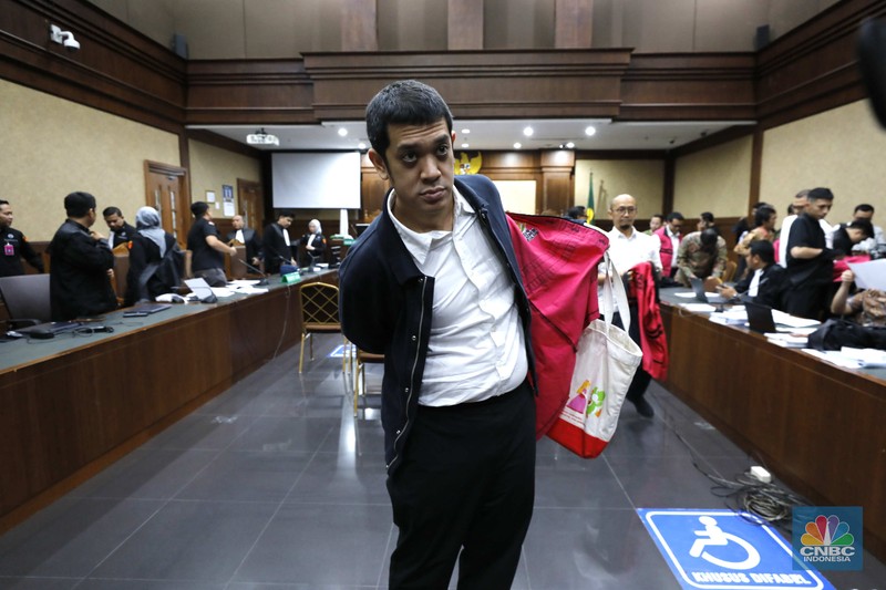 Mantan Direktur Utama PT Pertamina Nicke Widyawati menjadi saksi dalam sidang kasus korupsi tata kelola minyak mentah dan produk kilang di Pengadilan Tindak Pidana Korupsi (Tipikor) Jakarta, Selasa (20/1/2026). (CNBC Indonesia/Tri Susilo)