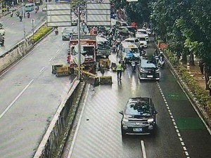 Truk Tabrak Pembatas Jalan di Jl Casablanca Arah Tanah Abang, Lalin Padat