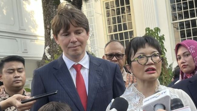 Suami Wamen Stella Kecelakaan Parah Saat Ski di Amerika