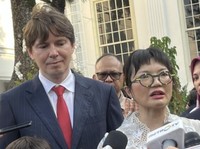 Suami Wamen Stella Kecelakaan Parah Saat Ski di Amerika