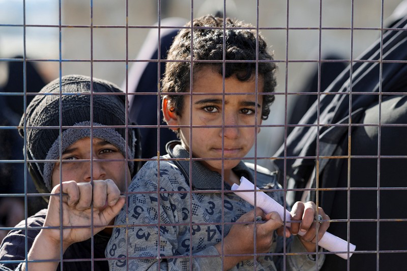 Para tahanan berkumpul di kamp al-Hol setelah pemerintah Suriah mengambil alih kendali kamp tersebut menyusul penarikan Pasukan Demokratik Suriah (SDF), di Hasaka, Suriah, 21 Januari 2026. (REUTERS/Khalil Ashawi)