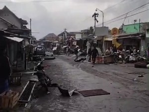 Puting Beliung Terjang Pasar Karangpandan, Gerobak PKL Bergelimpangan