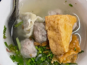 Video: Pedagang Bakso Cuan 2 Kali Lipat saat Banjir di Rawa Buaya Jakbar