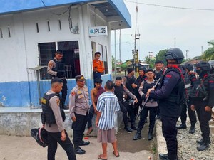 Bawa Laras Panjang, Brimob Patroli Cegah Gangguan Keamanan di Belawan