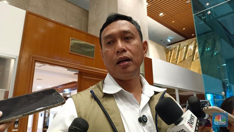 Direktur Utama Perum Bulog Ahmad Rizal Ramdhani saat ditemui di Kompleks Parlemen, Jakarta, Rabu (21/1/2026). (CNBC Indonesia/Martyasari Rizky)