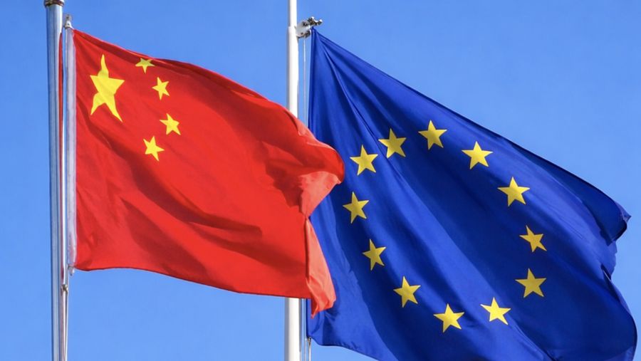 Foto kombinasi bendera China dan Bendera Uni Eropa. (Dok Pexels)