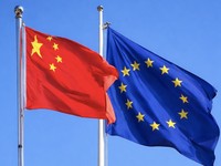 Foto kombinasi bendera China dan Bendera Uni Eropa. (Dok Pexels)