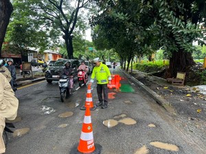 Jalan Berlubang di Depok Bikin Pemotor Jatuh, Polisi Pasang Traffic Cone