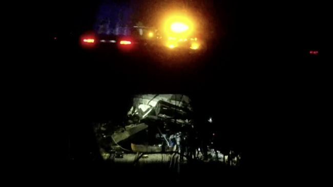 Potret KRL Anjlok Usai Dinding Pembatas Ambruk ke Rel, Masinis Tewas