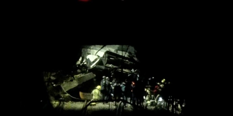 Kecelakaan kereta komuter setelah dinding pembatas ambruk ke rel akibat hujan lebat, menewaskan masinis dan melukai beberapa orang di dekat Barcelona, ​​di Gelida, Spanyol, 21 Januari 2026. (AFP Video)