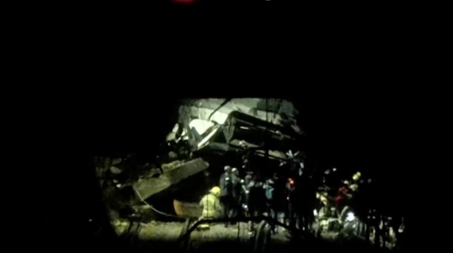 Kecelakaan kereta komuter setelah dinding pembatas ambruk ke rel akibat hujan lebat, menewaskan masinis dan melukai beberapa orang di dekat Barcelona, ​​di Gelida, Spanyol, 21 Januari 2026. (AFP Video)