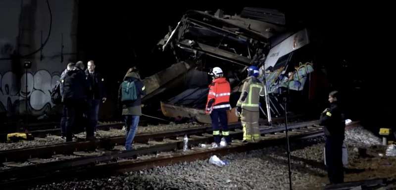 Kecelakaan kereta komuter setelah dinding pembatas ambruk ke rel akibat hujan lebat, menewaskan masinis dan melukai beberapa orang di dekat Barcelona, ​​di Gelida, Spanyol, 21 Januari 2026. (AFP Video)