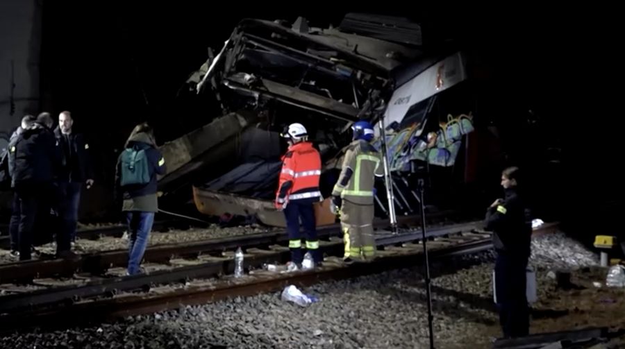 Kecelakaan kereta komuter setelah dinding pembatas ambruk ke rel akibat hujan lebat, menewaskan masinis dan melukai beberapa orang di dekat Barcelona, ​​di Gelida, Spanyol, 21 Januari 2026. (AFP Video)