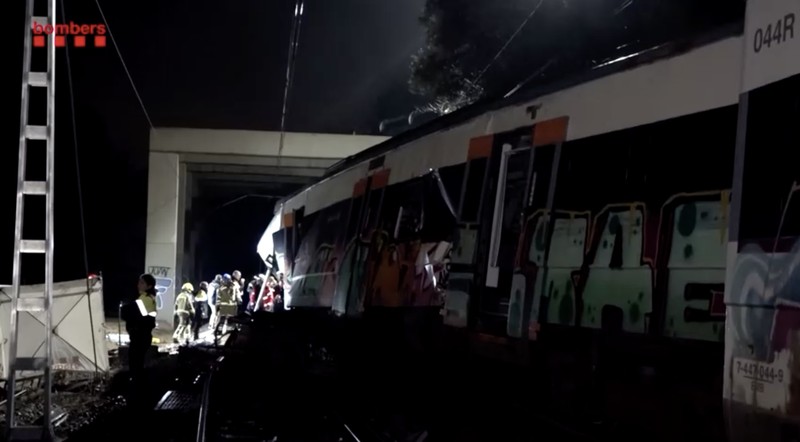Kecelakaan kereta komuter setelah dinding pembatas ambruk ke rel akibat hujan lebat, menewaskan masinis dan melukai beberapa orang di dekat Barcelona, ​​di Gelida, Spanyol, 21 Januari 2026. (AFP Video)