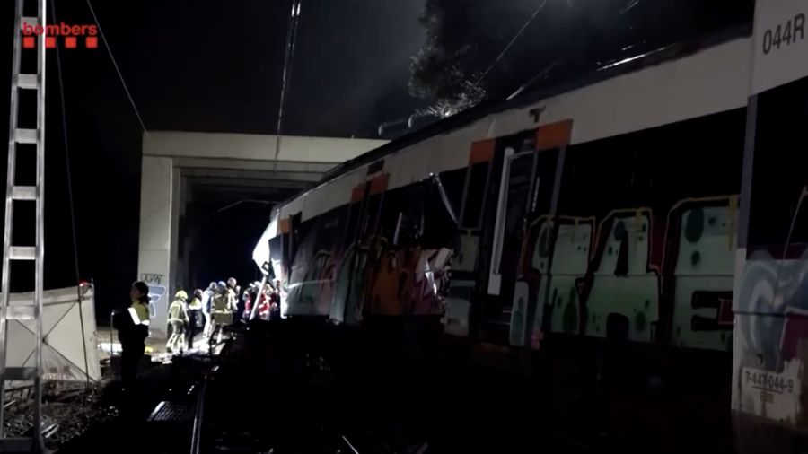 Kecelakaan kereta komuter setelah dinding pembatas ambruk ke rel akibat hujan lebat, menewaskan masinis dan melukai beberapa orang di dekat Barcelona, ​​di Gelida, Spanyol, 21 Januari 2026. (AFP Video)