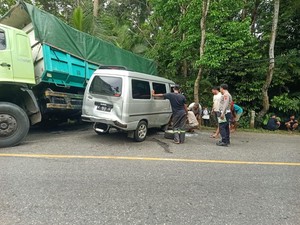 Tronton Muatan Batu Mundur Tabrak 4 Mobil di Jalan Banyumas-Buntu