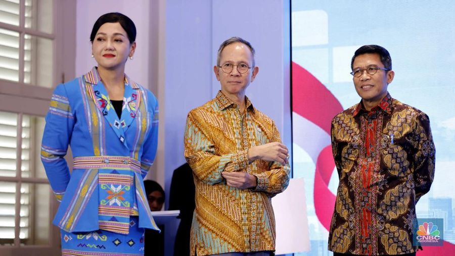 Kepala Eksekutif PEPK Friderica Widyasari Dewi (kiri), Ketua Dewan Komisioner OJK Mahendra Siregar (tengah) dan Ketua Komisi XI DPR RI Mukhamad Misbakhun (kanan) dalam acara Penyerahan Rp. 161 Miliar Dana Masyarakat Korban Scam oleh Indonesia Anti-Scam Center di Gedung AA Maramis, Jakarta, Rabu (21/1/2026). (CNBC Indonesia/Tri Susilo)