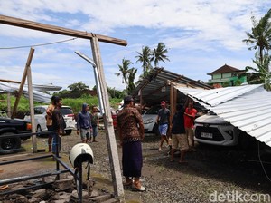 Garasi-Rumah di Sukawati Gianyar Porak-Poranda Diterjang Angin Kencang